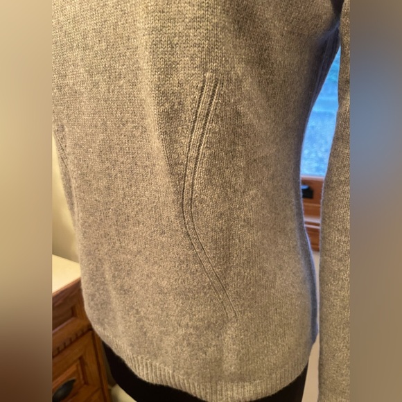 Hathaway Platinum Cashmere Sweater - Picture 4 of 6